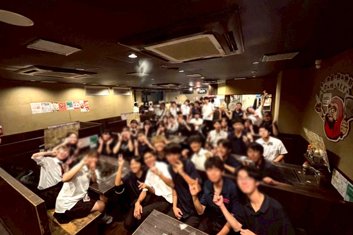 粉や立川店での学生宴会の様子
